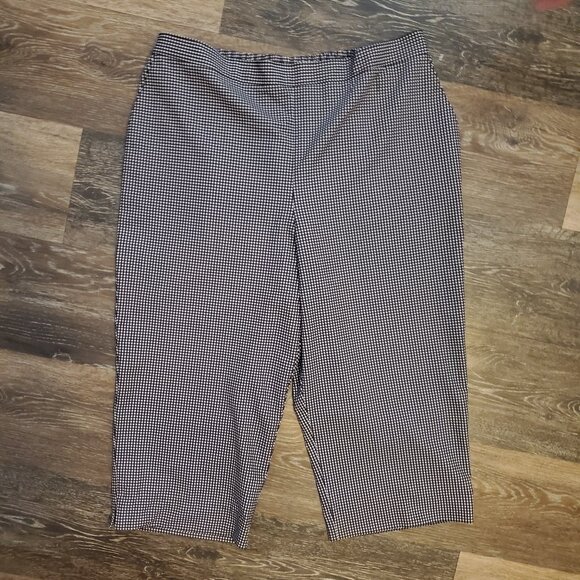 Women's Alfred Dunner Capri Pants. Size 16, Black/White plaid, pockets, Ex Cond - Picture 1 of 3